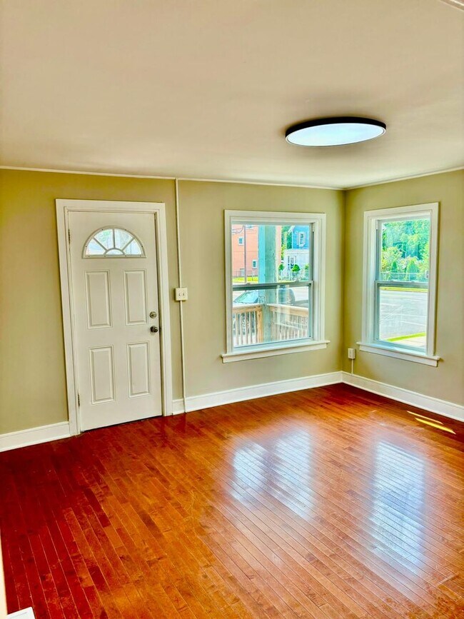 Building Photo - 7-7 Romney Rd