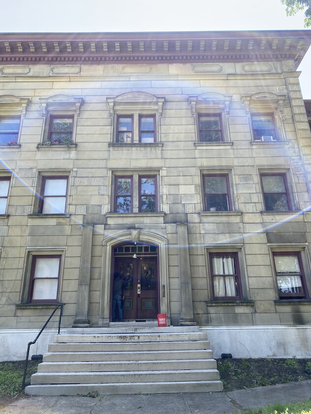 Primary Photo - 410 W Ormsby Ave