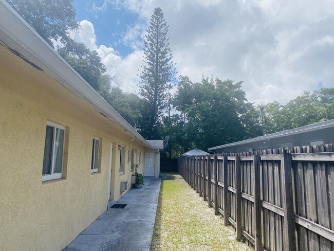 Building Photo - 709 SW 13th Ave