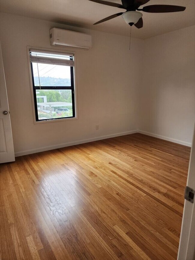 Foto del edificio - Duplex w/ patio space in residential neighborhood!