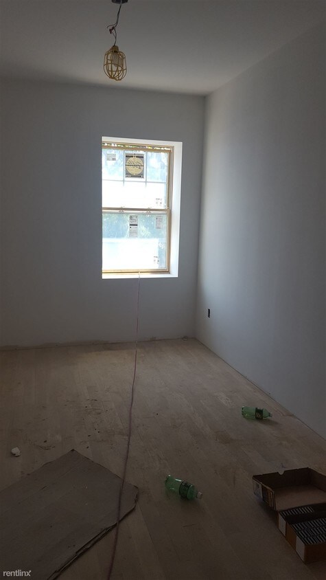 Building Photo - 2817 Steinway St