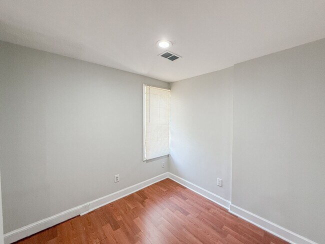 Foto del edificio - STUNNINGLY RENOVATED 5BR/2BA END UNIT ROW ...