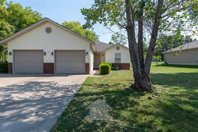 Foto del edificio - AVAILABLE MID AUGUST - PHOTOS ARE OF SIMIL...