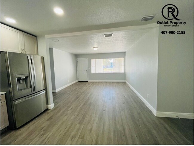 Building Photo - Fantastic Home 3 Bedroom 2 Bath Home Fully...