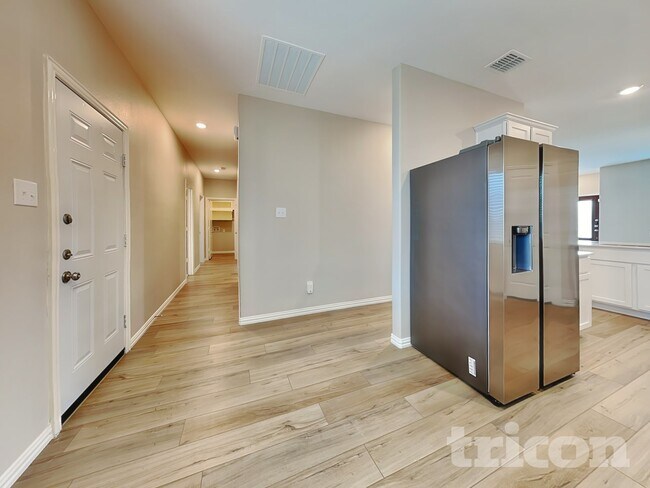 Foto del edificio - 2106 Silver Charm Ln