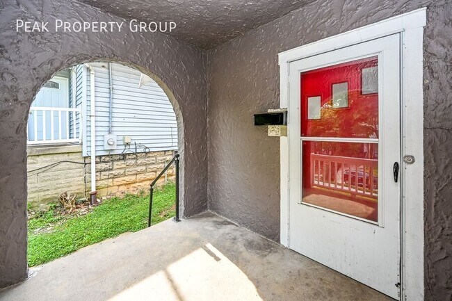 Building Photo - 637 Probasco St