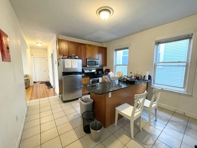 Foto del edificio - Modern 4-Bedroom on Sachem St — In-Unit Laundry • Updated Kitchen • Prime Mission Hill