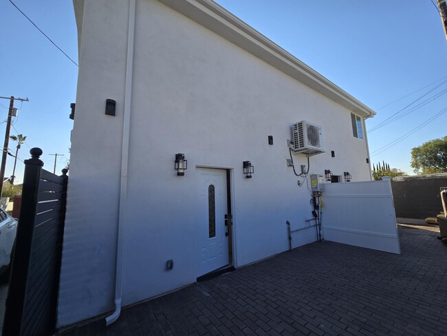 Foto del edificio - 11015 Califa St