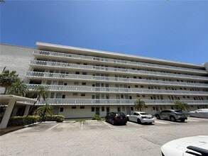 Building Photo - 2851 Leonard Dr