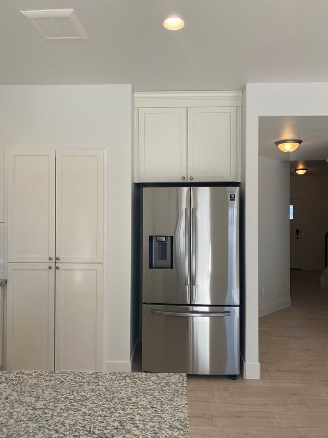 Building Photo - 3 bed 1 additional office space and 2.5 ba...