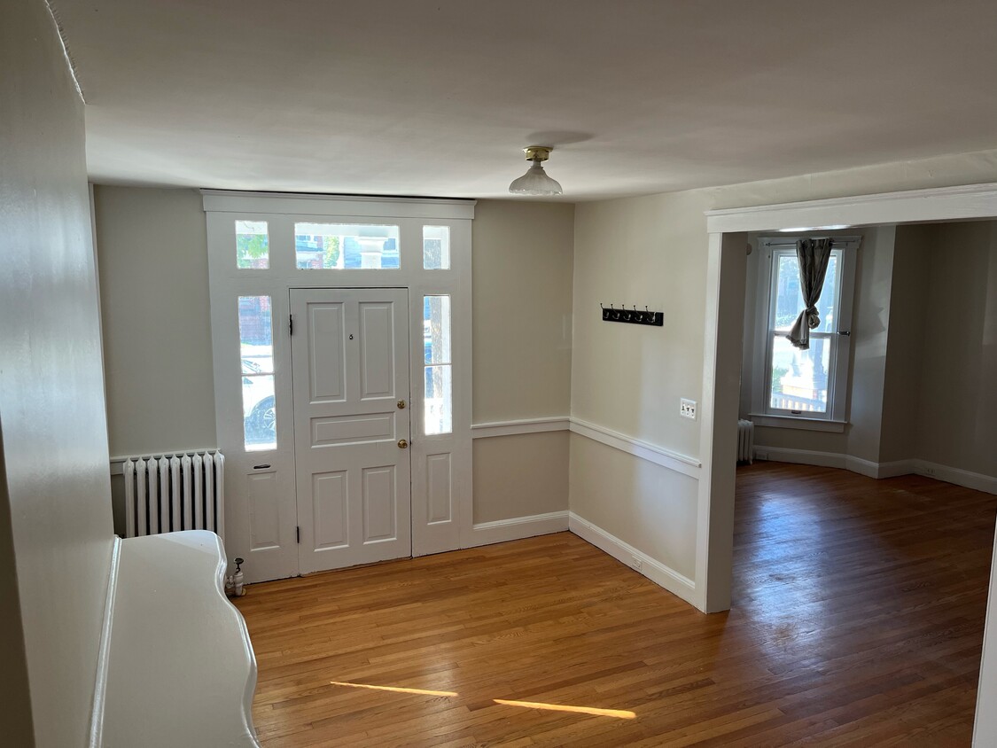 Front Door/Hall - 219 Dill Ave