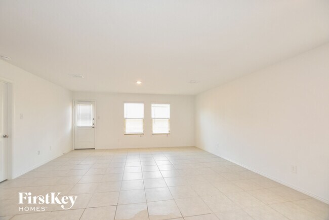 Building Photo - 1061 Crestview Dr