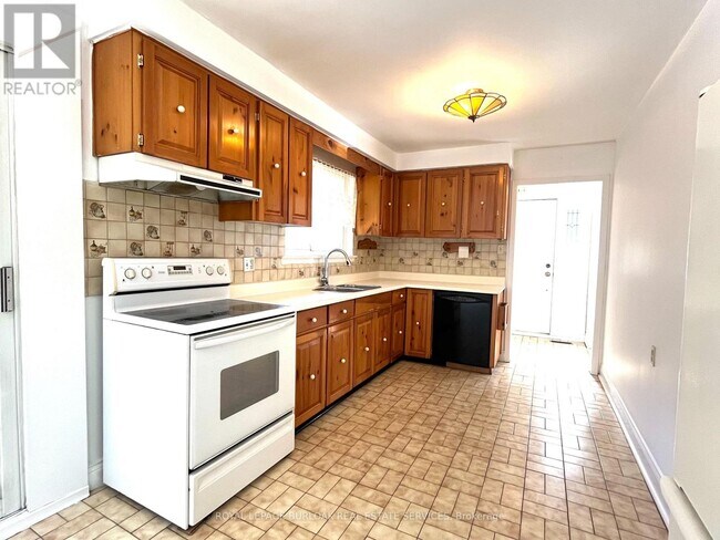 Building Photo - 5529 Spruce Ave