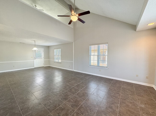 Building Photo - 8 Clayton Ln