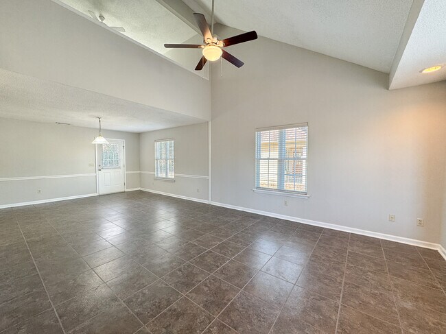 Foto del edificio - 8 Clayton Ln