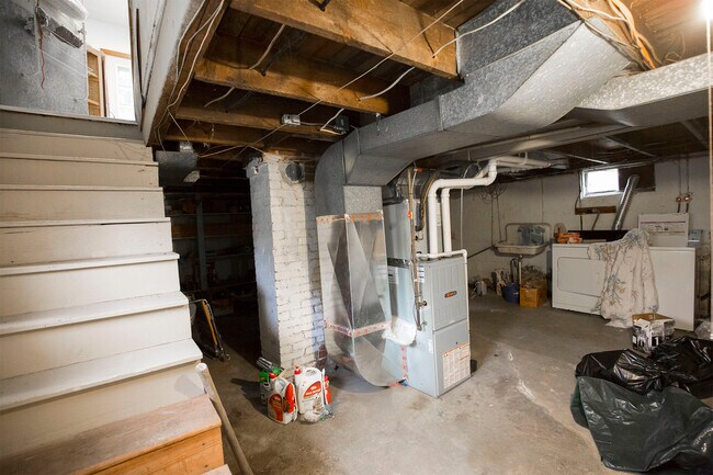 Building Photo - 548 Elmina St