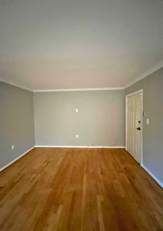 Foto del edificio - Modern 2-Bedroom Apartment with In-Unit La...