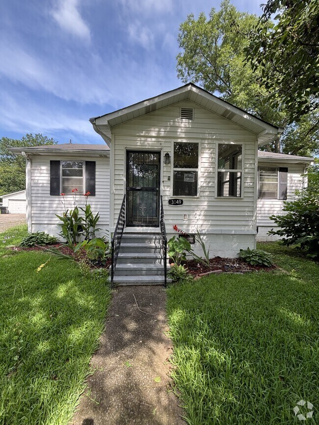 Building Photo - 3049 Highland Dr