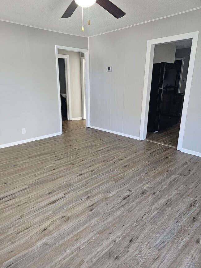 Building Photo - Big family friendly home available in Hodg...