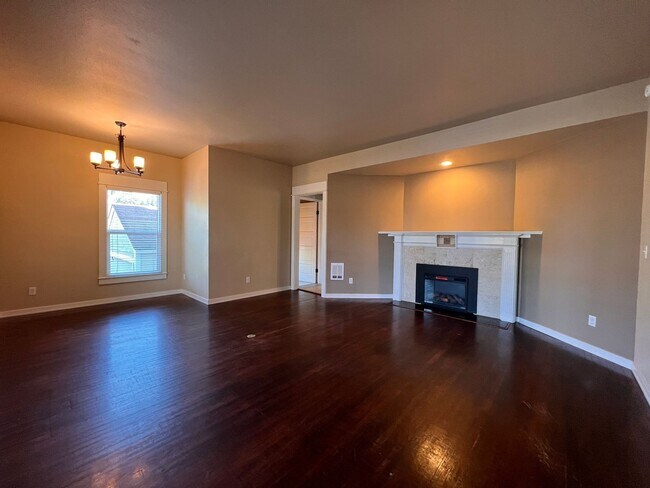 Building Photo - Charming Three-Bedroom in Downtown Woodland