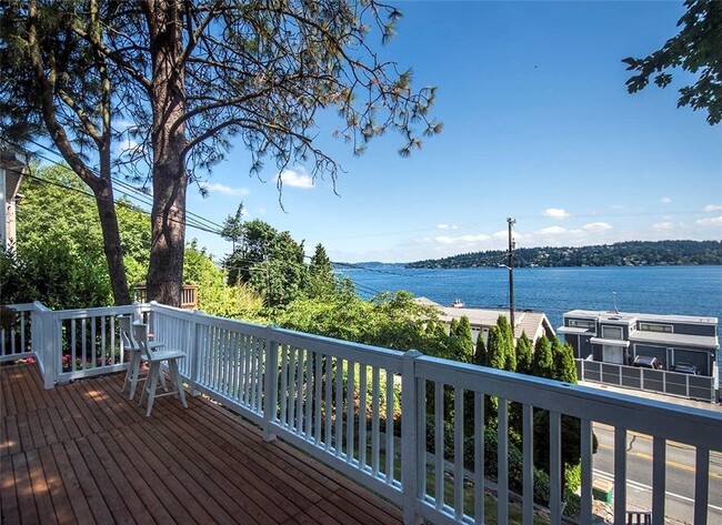 Building Photo - 3 bed / 1 bath single family house with st...
