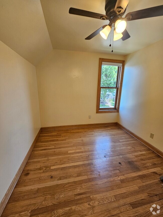 Building Photo - 421 N Greenfield Ave