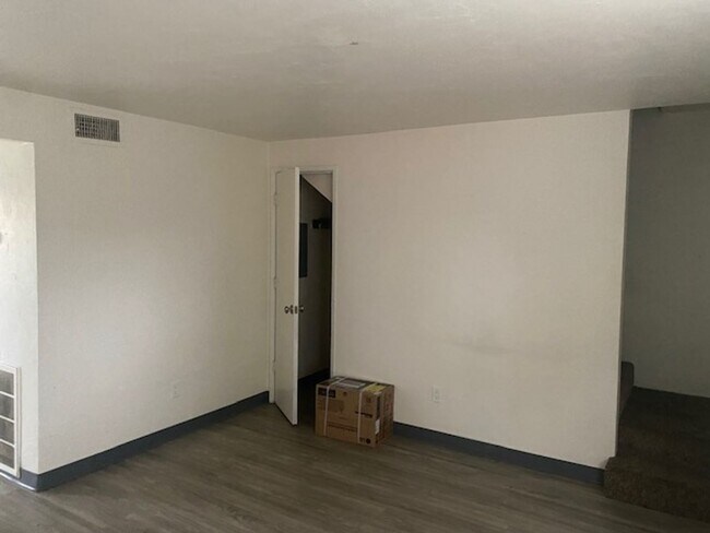 Foto del edificio - 2115 E Barnett Rd