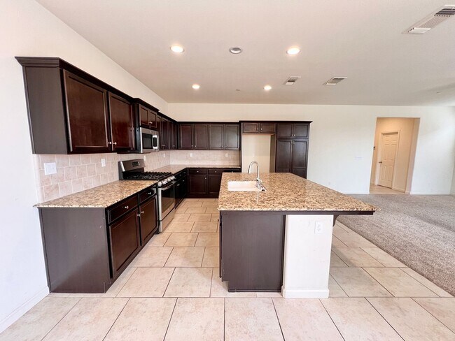 Building Photo - $2,350.00 Ashlan & Leonard, 3 bedroom - Am...