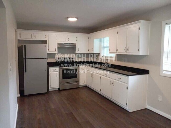 Building Photo - Cozy 4 Bedroom 2.5 Bathroom home is a must...