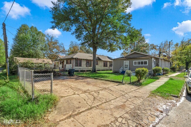 Building Photo - Check Out this 3 bed 2 bath!!