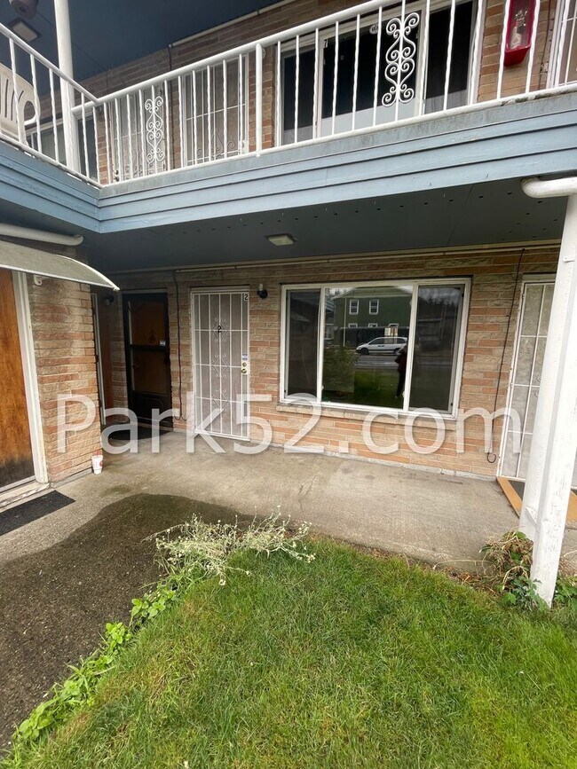 Foto del edificio - 1 Bed 1 Bath Ground Floor Apartment