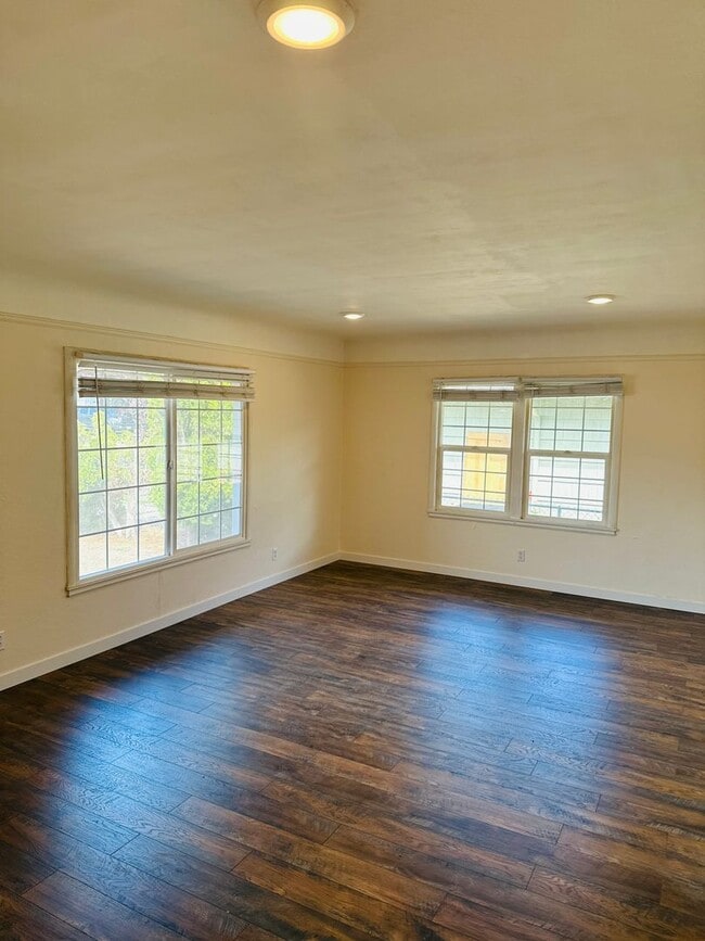 Building Photo - Updated 2bdrm 1 bath house  walking distan...