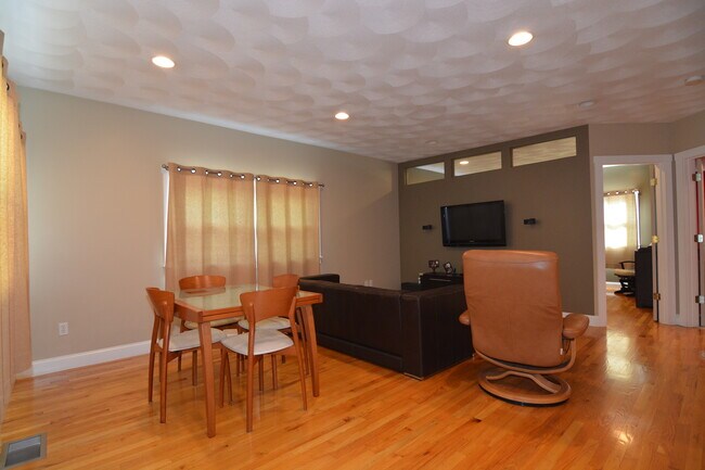 Foto del edificio - 665 Mineral Spring Ave