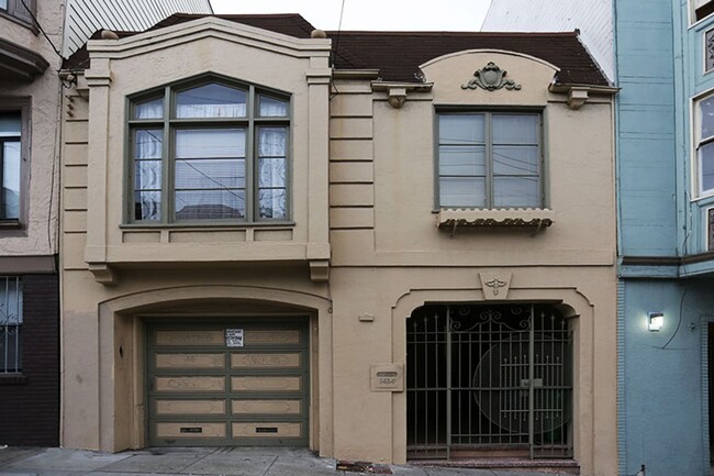 Building Photo - Nob Hill, two-story 4BR/1.5BA Single famil...