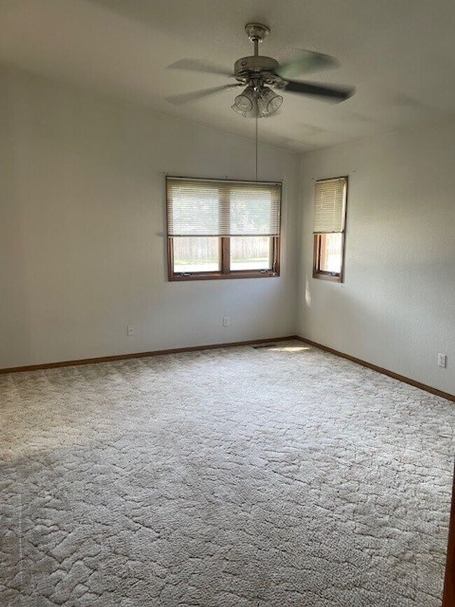 Foto del edificio - Spacious 3 Bed 3 Bath Townhome with Finished Basement & 2-Car Garage