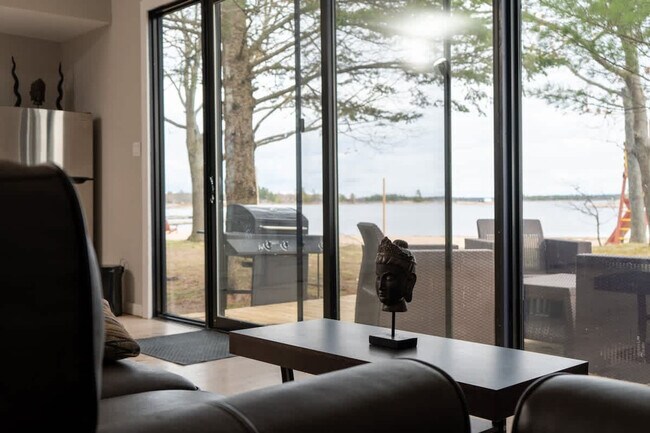 Photo du bâtiment - 80 Sand Bay Rd