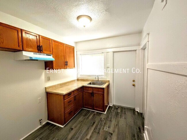 Building Photo - 1306 E Hellman St