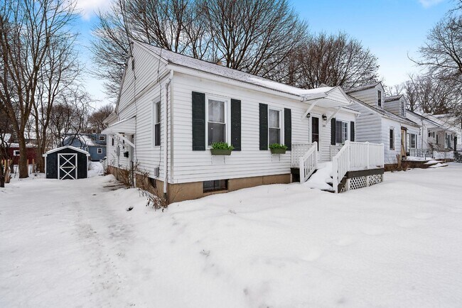 Foto del edificio - 243 Harwood Ave