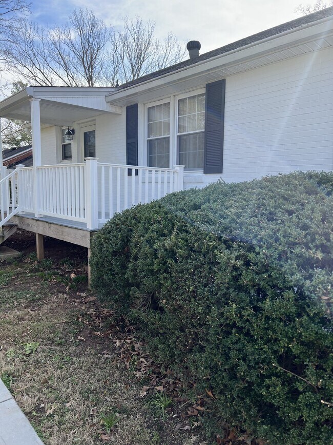 Foto del edificio - 3 Bdrm / 2 Bath House Available 6/20/25! N...