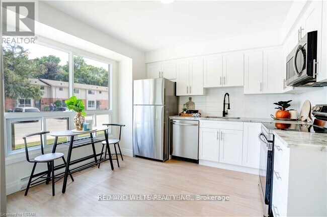 Photo du bâtiment - 355-UNIT355 Sandringham Crescent