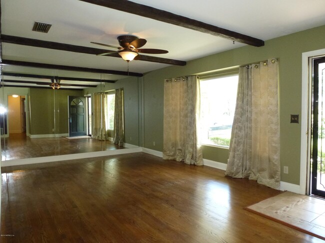 Foto del edificio - 627 Grove Park Blvd