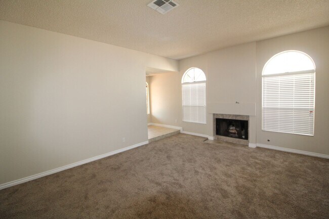 Building Photo - SHOWINGS AVAILABLE NOW