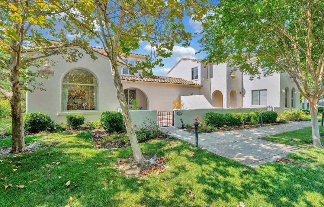 Primary Photo - Perfectly Located 4 Bed, 3 Bath End Unit S...