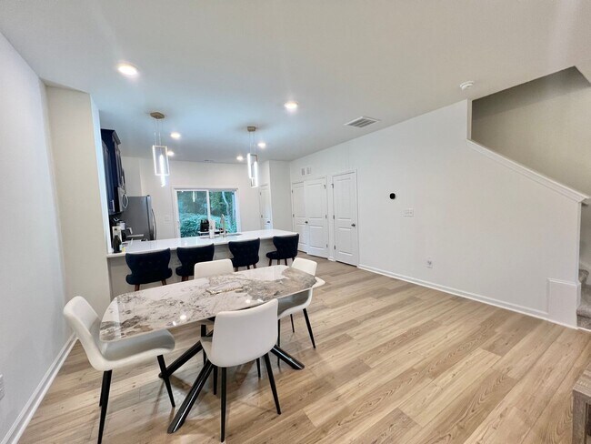 Foto del edificio - Luxurious, Newly Built 3BD, 2.5BA Raleigh ...