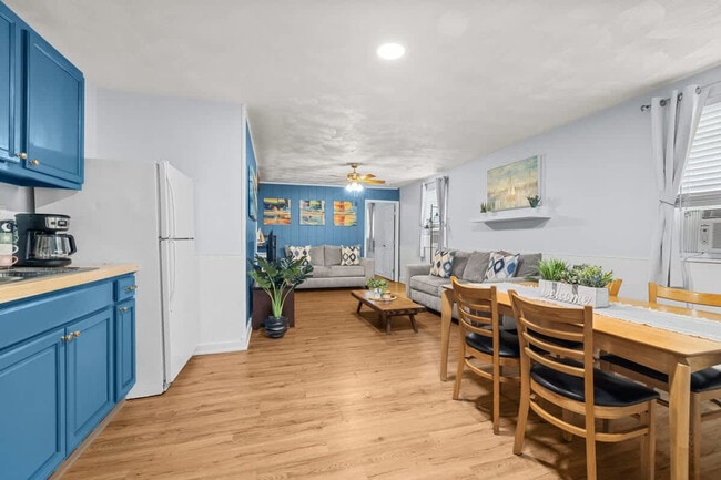 Building Photo - 1427 W Ocean View Ave