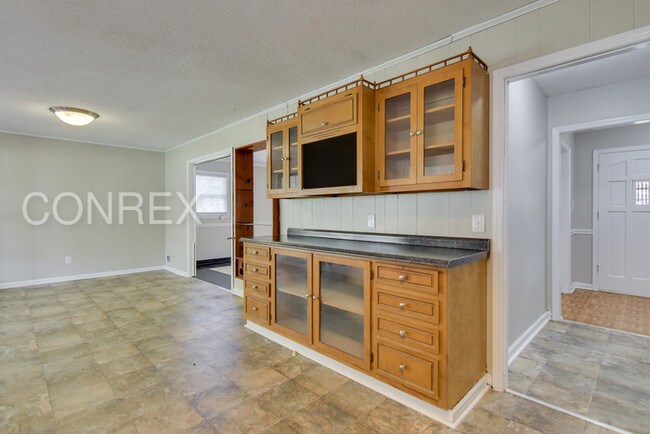 Building Photo - Newly Renovated Conrex Home!