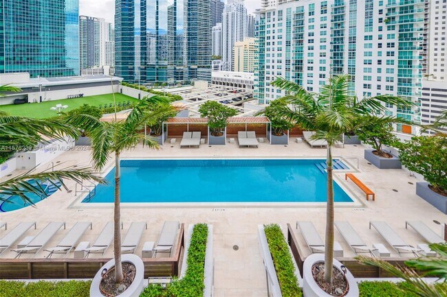 Building Photo - 1300 Brickell Bay Dr