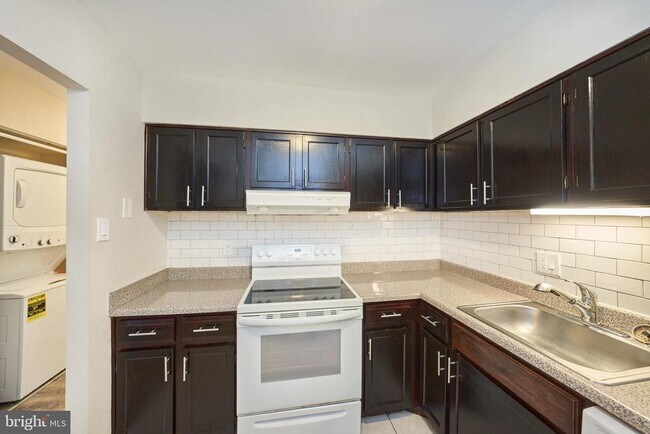 Building Photo - 6137 Edsall Rd