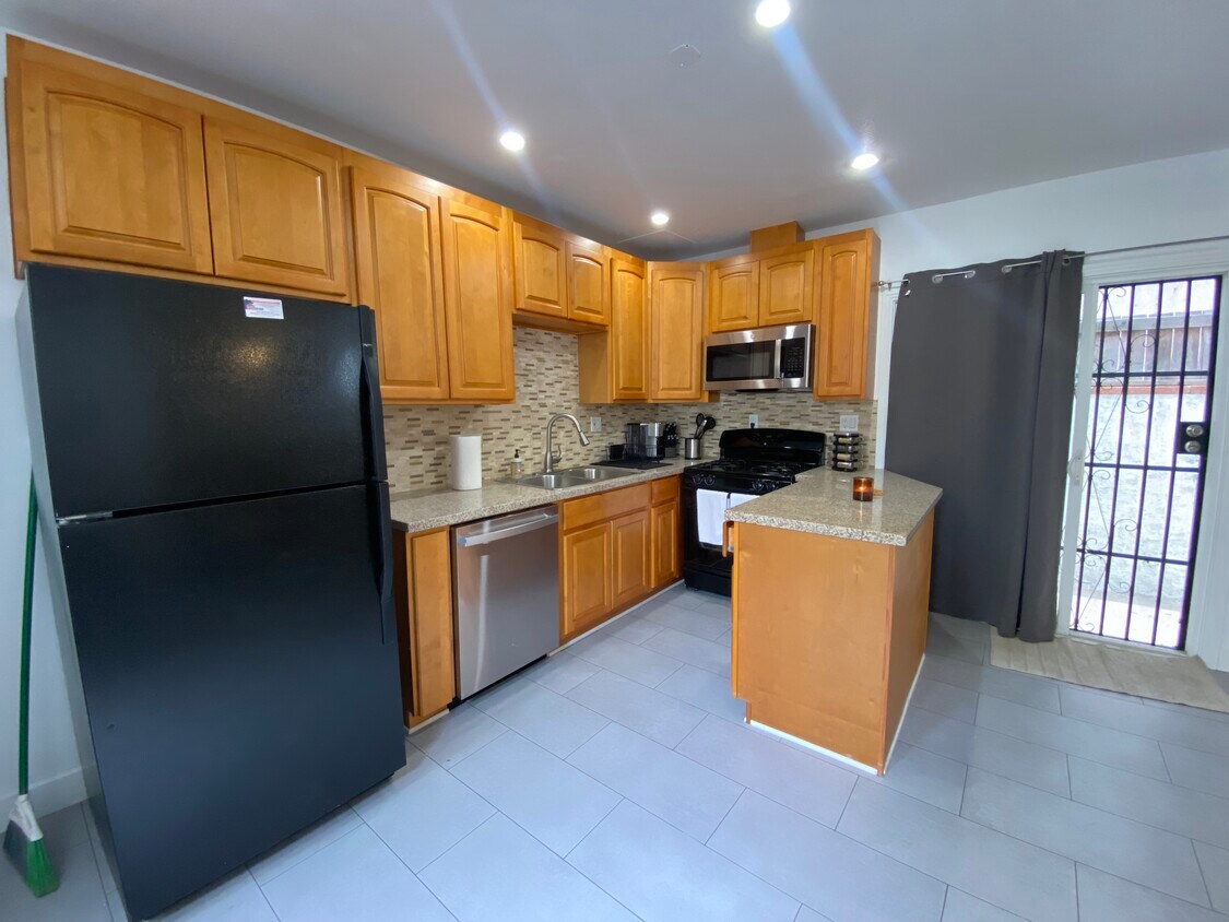Primary Photo - 2515 190th St