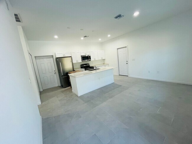 Foto del edificio - Brand New 1/1/-  Lehigh Acres